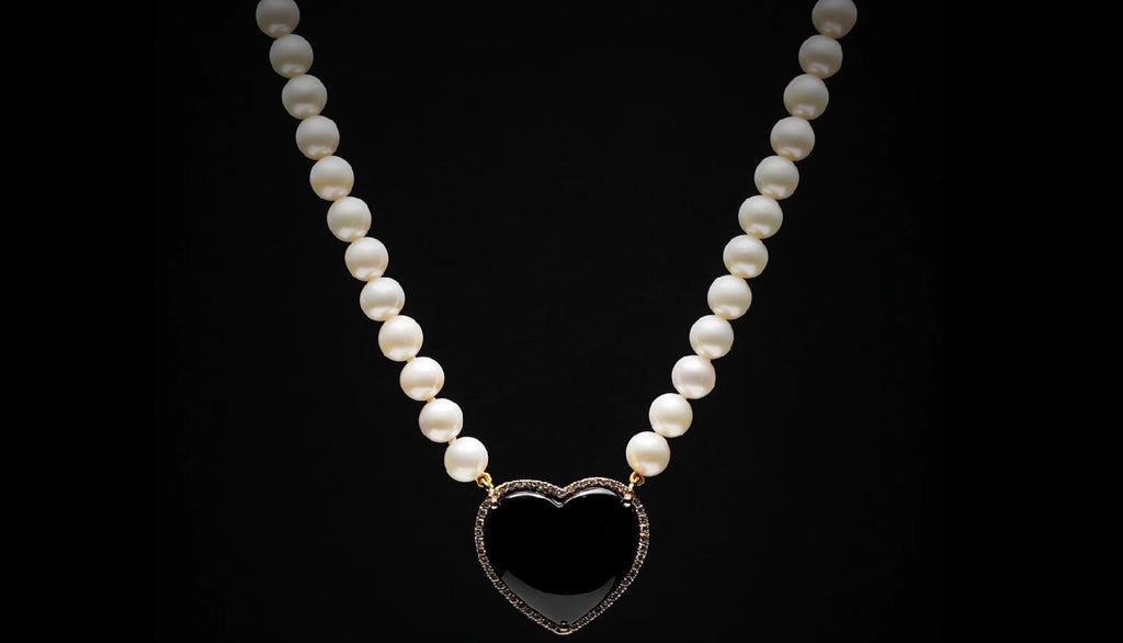 Colier scurt cu diamante si perle naturale, pandantiv inima, aur galben 18K, piatra Onix