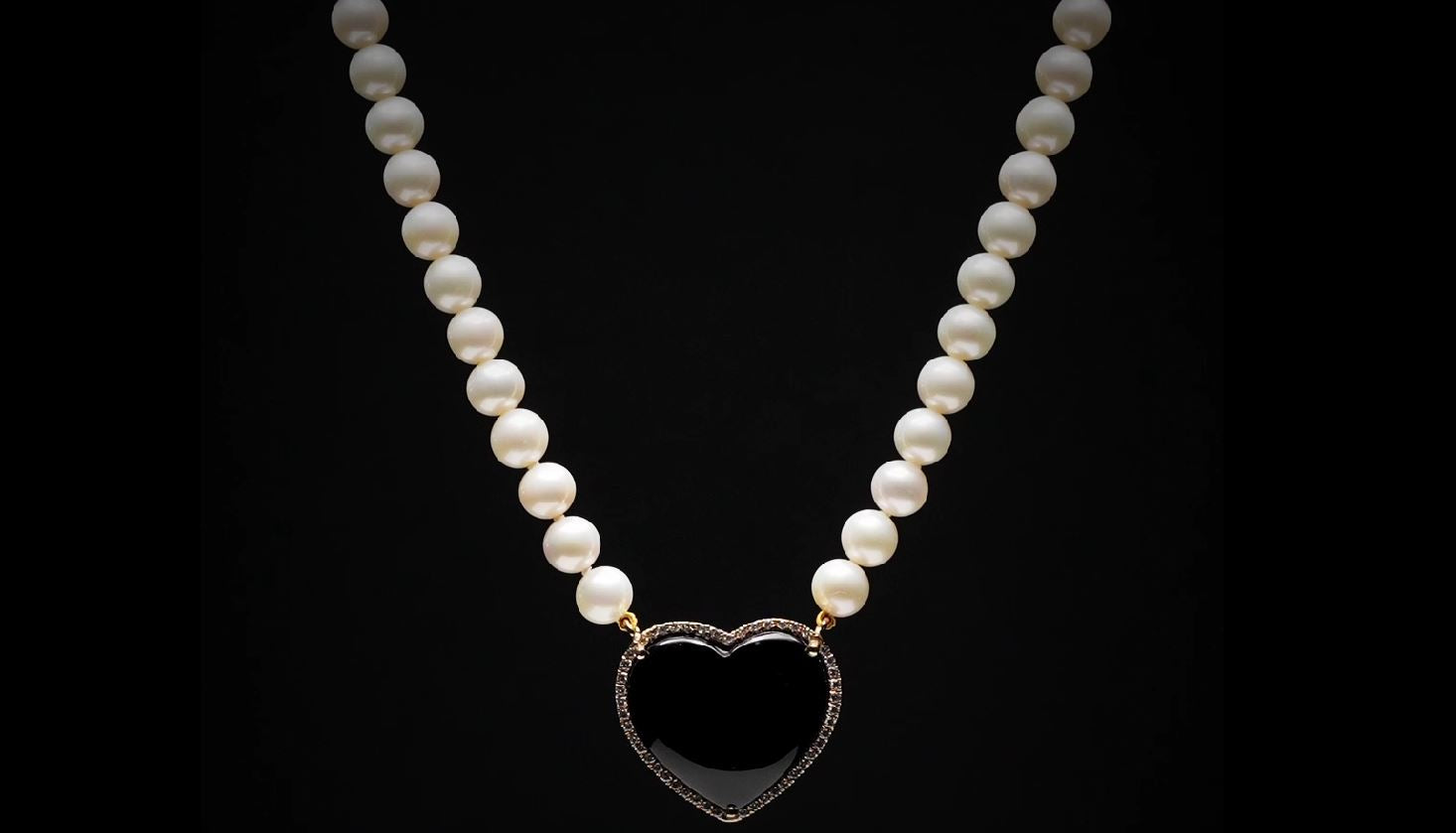 Colier scurt cu diamante si perle naturale, pandantiv inima, aur galben 18K, piatra Onix