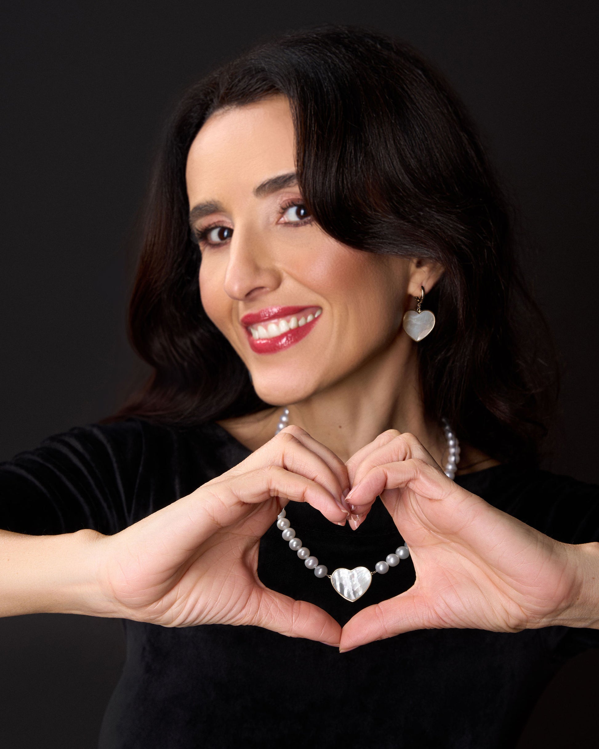 Cercei Love cu pandantiv inima fatetata, aur galben 14K, piatra Madre Perla alba